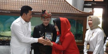 Penyandang gelar Narapati Kencana, M. Rasya Islami Athaillah dan Az-Zahra Andaya Kurnia Putri, saat menemui Bupati Sidoarjo di Pendopo Delta Wibawa Sidoarjo.