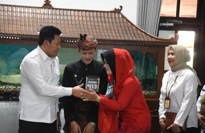 Penyandang gelar Narapati Kencana, M. Rasya Islami Athaillah dan Az-Zahra Andaya Kurnia Putri, saat menemui Bupati Sidoarjo di Pendopo Delta Wibawa Sidoarjo.