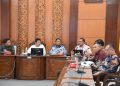 Sejumlah pejabat Pemkab Sidoarjo dan BPKP Perwakilan Provinsi Jatim, saat melakukan pembahasan pengadaan lahan flyover Gedangan di ruang Delta Wicaksana Setda Sidoarjo. (Foto: Ist./Jumain Agus Santoso)