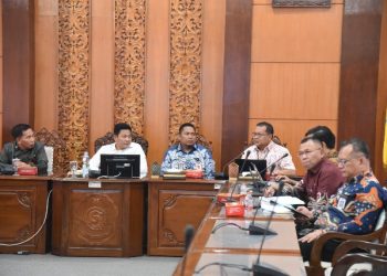 Sejumlah pejabat Pemkab Sidoarjo dan BPKP Perwakilan Provinsi Jatim, saat melakukan pembahasan pengadaan lahan flyover Gedangan di ruang Delta Wicaksana Setda Sidoarjo. (Foto: Ist./Jumain Agus Santoso)