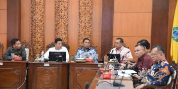 Sejumlah pejabat Pemkab Sidoarjo dan BPKP Perwakilan Provinsi Jatim, saat melakukan pembahasan pengadaan lahan flyover Gedangan di ruang Delta Wicaksana Setda Sidoarjo. (Foto: Ist./Jumain Agus Santoso)