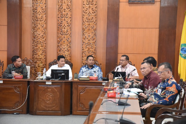 Sejumlah pejabat Pemkab Sidoarjo dan BPKP Perwakilan Provinsi Jatim, saat melakukan pembahasan pengadaan lahan flyover Gedangan di ruang Delta Wicaksana Setda Sidoarjo. (Foto: Ist./Jumain Agus Santoso)
