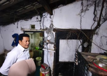 Bupati Sidoarjo, H. Subandi saat melihat kondisi rumah Ika Yasih, warga Dusun Jambe, Desa Banjarkemantren.