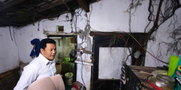 Bupati Sidoarjo, H. Subandi saat melihat kondisi rumah Ika Yasih, warga Dusun Jambe, Desa Banjarkemantren.