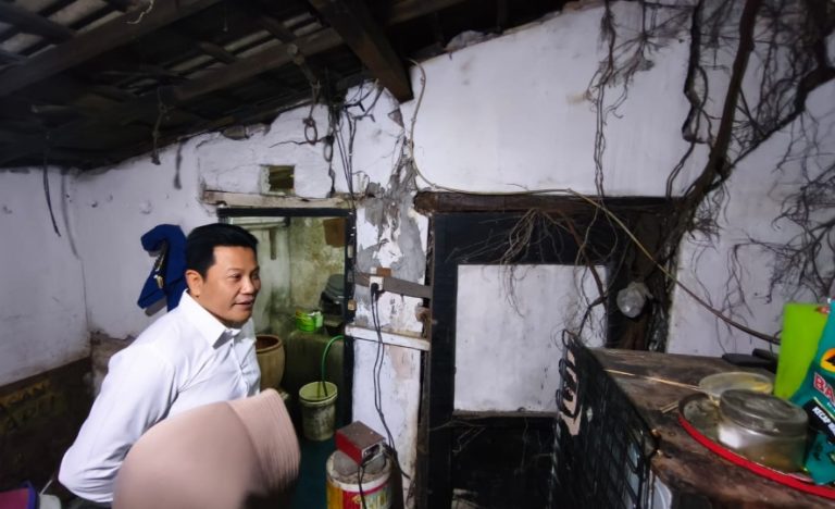Bupati Sidoarjo, H. Subandi saat melihat kondisi rumah Ika Yasih, warga Dusun Jambe, Desa Banjarkemantren.