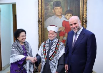 Megawati Soekarnoputri saat menerima kunjungan silaturahmi Utusan Khusus dan Penasihat Presiden Palestina, Dr. Mahmoud Sudqi Al-Habbash, serta Imam Besar Masjid Al-Aqsa, Syekh Muhammad Hussein. (Foto: Monang Sinaga dan Tim Media PDI Perjuangan)