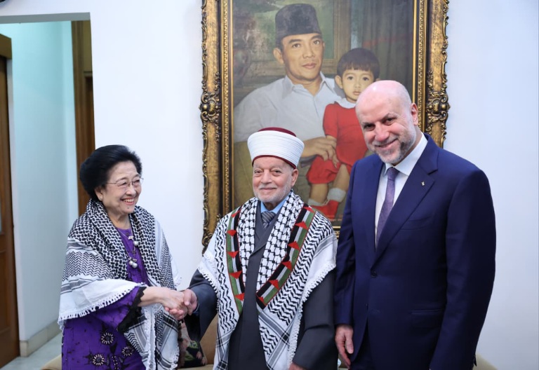 Megawati Soekarnoputri saat menerima kunjungan silaturahmi Utusan Khusus dan Penasihat Presiden Palestina, Dr. Mahmoud Sudqi Al-Habbash, serta Imam Besar Masjid Al-Aqsa, Syekh Muhammad Hussein. (Foto: Monang Sinaga dan Tim Media PDI Perjuangan)