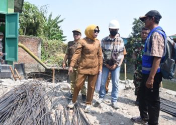 Wabup Sidoarjo Mimik Idayana, saat sidak pembangunan Rumah Pompa Sidokare yang disebut tidak sesuai spesifikasi.