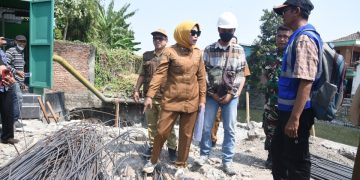 Wabup Sidoarjo Mimik Idayana, saat sidak pembangunan Rumah Pompa Sidokare yang disebut tidak sesuai spesifikasi.