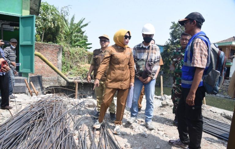 Wabup Sidoarjo Mimik Idayana, saat sidak pembangunan Rumah Pompa Sidokare yang disebut tidak sesuai spesifikasi.