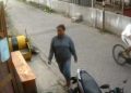 Tangkapan layar salah satu terduga pelaku saat terekam CCTV.