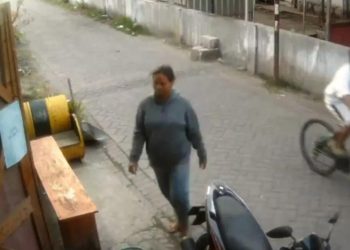 Tangkapan layar salah satu terduga pelaku saat terekam CCTV.