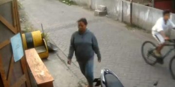 Tangkapan layar salah satu terduga pelaku saat terekam CCTV.