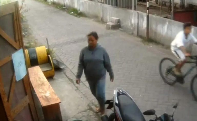 Tangkapan layar salah satu terduga pelaku saat terekam CCTV.