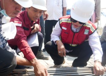 Wabub Sidoarjo, Mimik Idayana, saat sidak proyek pembangunan gedung HD RSUD Sidoarjo Barat.