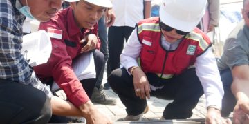 Wabub Sidoarjo, Mimik Idayana, saat sidak proyek pembangunan gedung HD RSUD Sidoarjo Barat.
