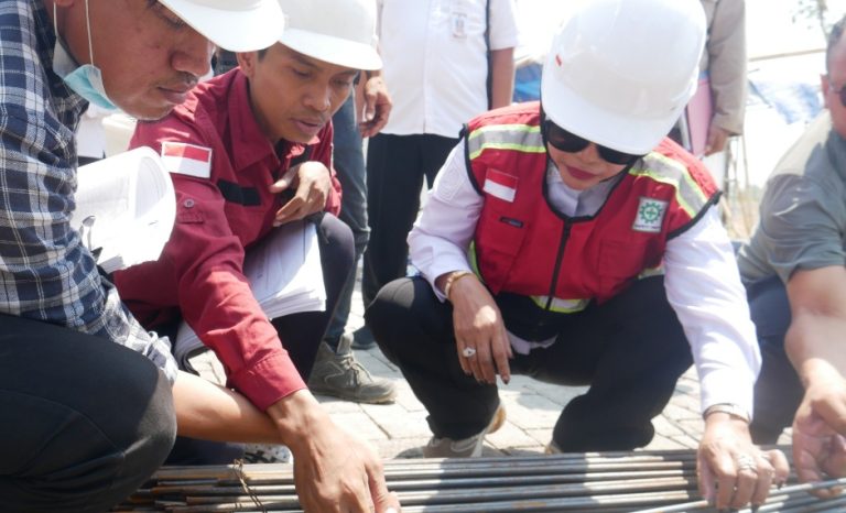 Wabub Sidoarjo, Mimik Idayana, saat sidak proyek pembangunan gedung HD RSUD Sidoarjo Barat.