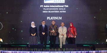 Head of Social Engagement Astra Triyanto (tengah) menerima penghargaan untuk Program Desa Sejahtera Astra yang berhasil meraih Predikat Platinum, penghargaan tertinggi untuk kategori Penerapan Sustainable Development Goals (SDGs) 8 dalam ajang Indonesian SDGs Awards (ISDA) 2026.