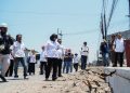 Wabup Sidoarjo, Mimik Idayana, saat melakukan sidak proyek betonisasi dan peninggian jalan Kedungbanteng Tanggulangin.