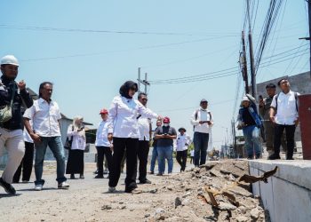 Wabup Sidoarjo, Mimik Idayana, saat melakukan sidak proyek betonisasi dan peninggian jalan Kedungbanteng Tanggulangin.