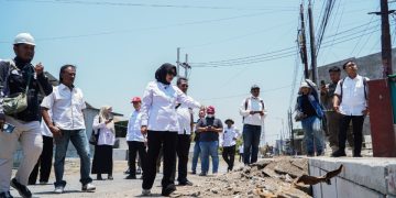 Wabup Sidoarjo, Mimik Idayana, saat melakukan sidak proyek betonisasi dan peninggian jalan Kedungbanteng Tanggulangin.