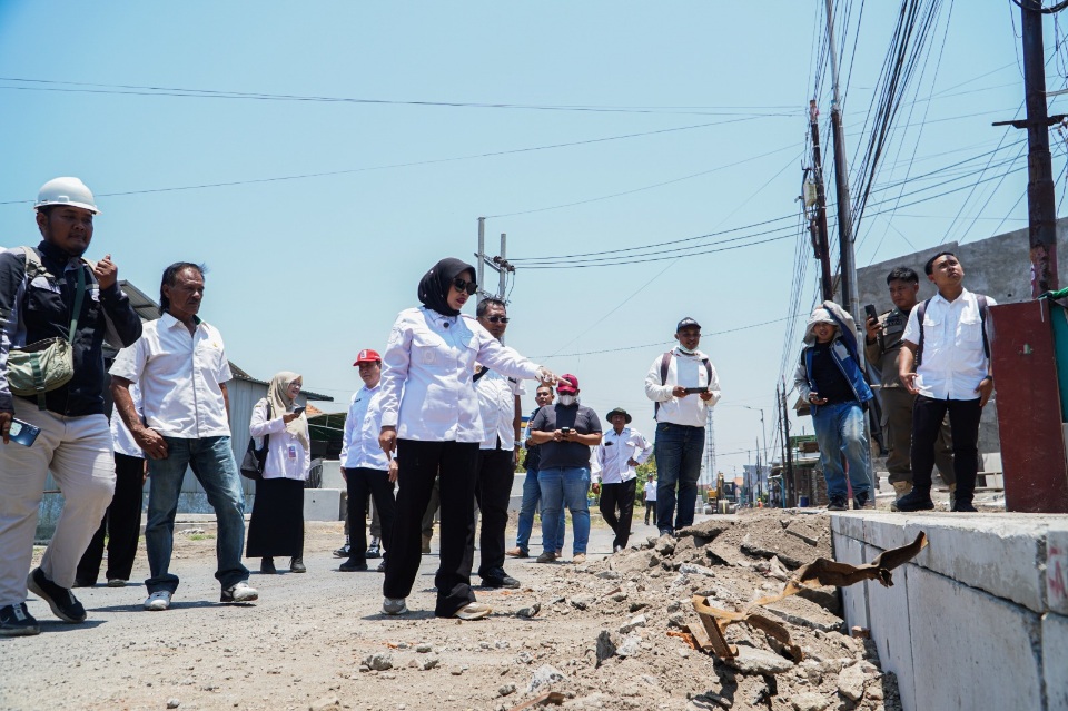Wabup Sidoarjo, Mimik Idayana, saat melakukan sidak proyek betonisasi dan peninggian jalan Kedungbanteng Tanggulangin.