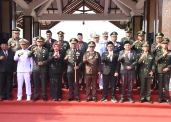 Wabub Sidoarjo Mimik Idayana, saat memimpin upacara pada peringatan hari kesaktian pancasila tahun 2026.