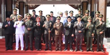 Wabub Sidoarjo Mimik Idayana, saat memimpin upacara pada peringatan hari kesaktian pancasila tahun 2026.