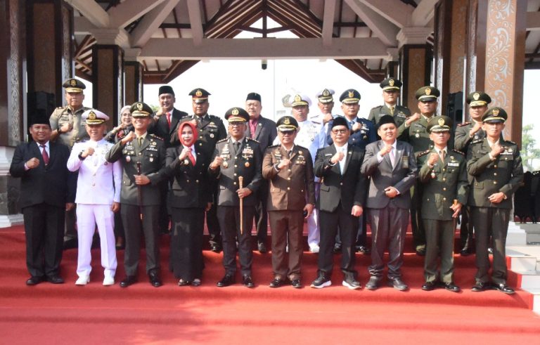 Wabub Sidoarjo Mimik Idayana, saat memimpin upacara pada peringatan hari kesaktian pancasila tahun 2026.
