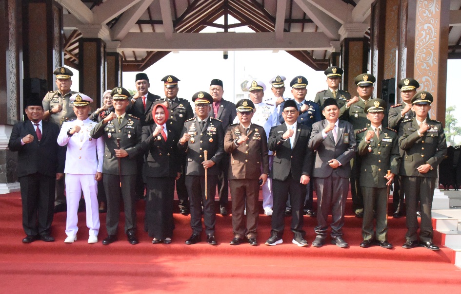 Wabub Sidoarjo Mimik Idayana, saat memimpin upacara pada peringatan hari kesaktian pancasila tahun 2026.