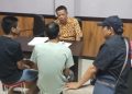 Petugas Polsek Taman, saat melimpahkan berkas dan dua tersangka kasus uang palsu ke Kejari Sidoarjo.