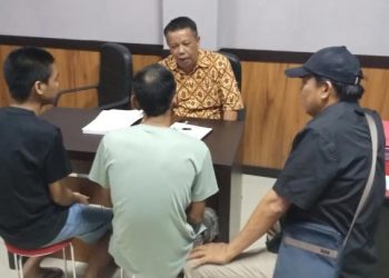 Petugas Polsek Taman, saat melimpahkan berkas dan dua tersangka kasus uang palsu ke Kejari Sidoarjo.