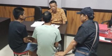 Petugas Polsek Taman, saat melimpahkan berkas dan dua tersangka kasus uang palsu ke Kejari Sidoarjo.