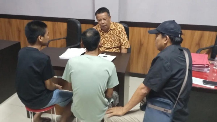 Petugas Polsek Taman, saat melimpahkan berkas dan dua tersangka kasus uang palsu ke Kejari Sidoarjo.