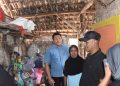 Bupati Sidoarjo H Subandi, saat melihat kondisi rumah Mudayaroh warga desa Trompoasri.