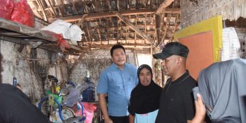 Bupati Sidoarjo H Subandi, saat melihat kondisi rumah Mudayaroh warga desa Trompoasri.