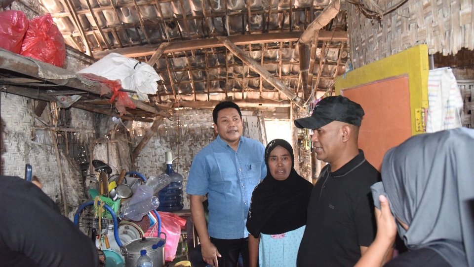 Bupati Sidoarjo H Subandi, saat melihat kondisi rumah Mudayaroh warga desa Trompoasri.