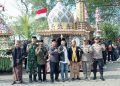 Wongso Negoro Wakil Pimpinan DPRD Gresik diapit jajaran Forkopimcam Balongpanggang, Kepala Desa Dapet, Siswadi dikomplek makam Mbah Ronggo