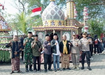 Wongso Negoro Wakil Pimpinan DPRD Gresik diapit jajaran Forkopimcam Balongpanggang, Kepala Desa Dapet, Siswadi dikomplek makam Mbah Ronggo