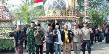 Wongso Negoro Wakil Pimpinan DPRD Gresik diapit jajaran Forkopimcam Balongpanggang, Kepala Desa Dapet, Siswadi dikomplek makam Mbah Ronggo
