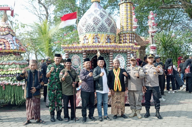 Wongso Negoro Wakil Pimpinan DPRD Gresik diapit jajaran Forkopimcam Balongpanggang, Kepala Desa Dapet, Siswadi dikomplek makam Mbah Ronggo