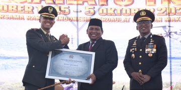 Pj. Sekda Sidoarjo, M. Ainur Rohman, bersama Dandim 0816/Sidoarjo, Letkol Inf Abraham Prihadi dan Kapolresta Sidoarjo Kombes. Pol. Dr. Christian Tobing, S.I.K., S.H., M.H., M.Si, pada perayaan HUT ke-81 TNI.