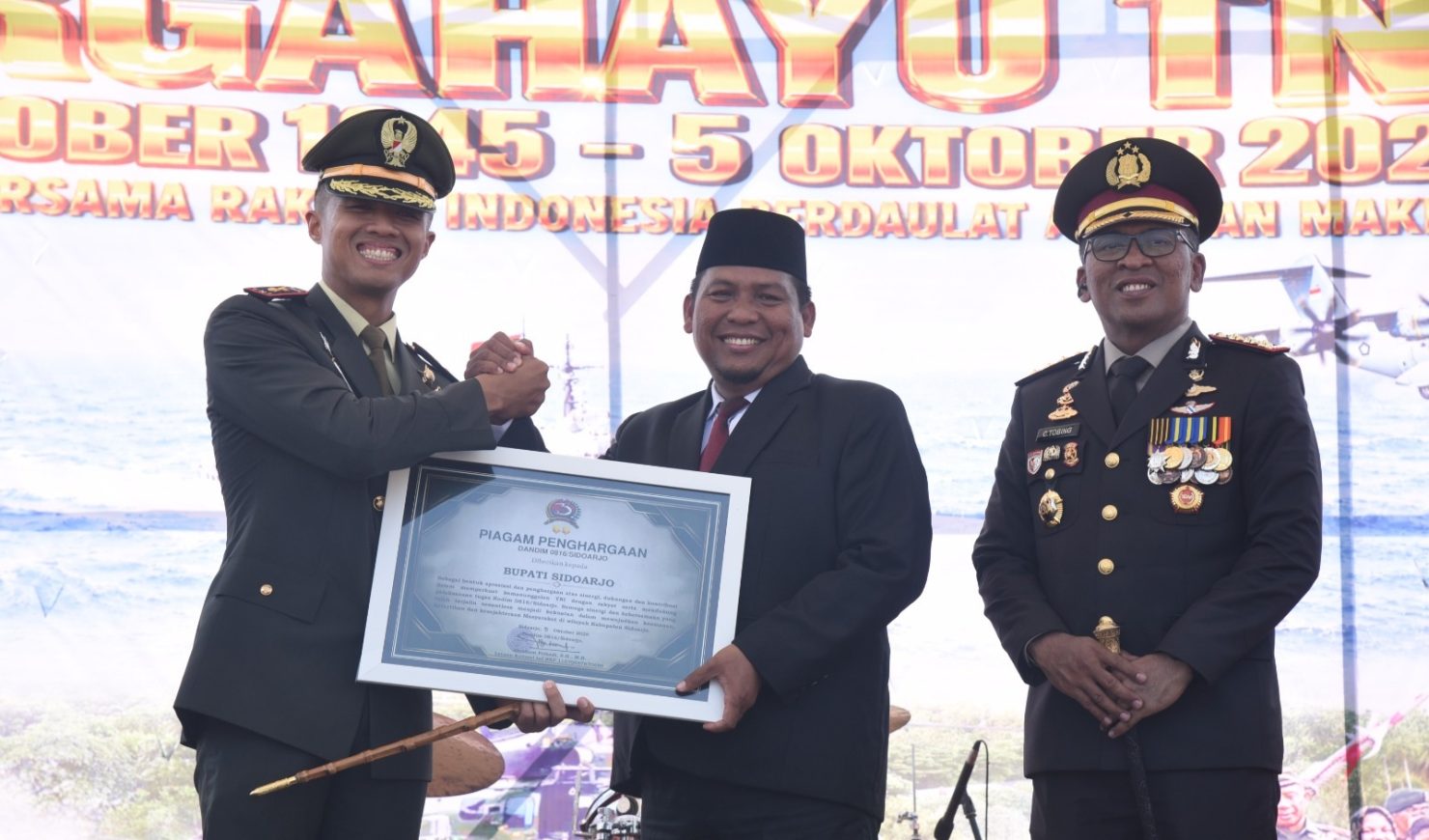 Pj. Sekda Sidoarjo, M. Ainur Rohman, bersama Dandim 0816/Sidoarjo, Letkol Inf Abraham Prihadi dan Kapolresta Sidoarjo Kombes. Pol. Dr. Christian Tobing, S.I.K., S.H., M.H., M.Si, pada perayaan HUT ke-81 TNI.