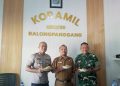 Camat Balongpanggang Nursalim (tengah) diapit Kapolsek Balongpanggang AKP Wiwit Maryanto dan Danramil 0817/09 Lettu Inf.Darwis