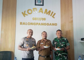 Camat Balongpanggang Nursalim (tengah) diapit Kapolsek Balongpanggang AKP Wiwit Maryanto dan Danramil 0817/09 Lettu Inf.Darwis