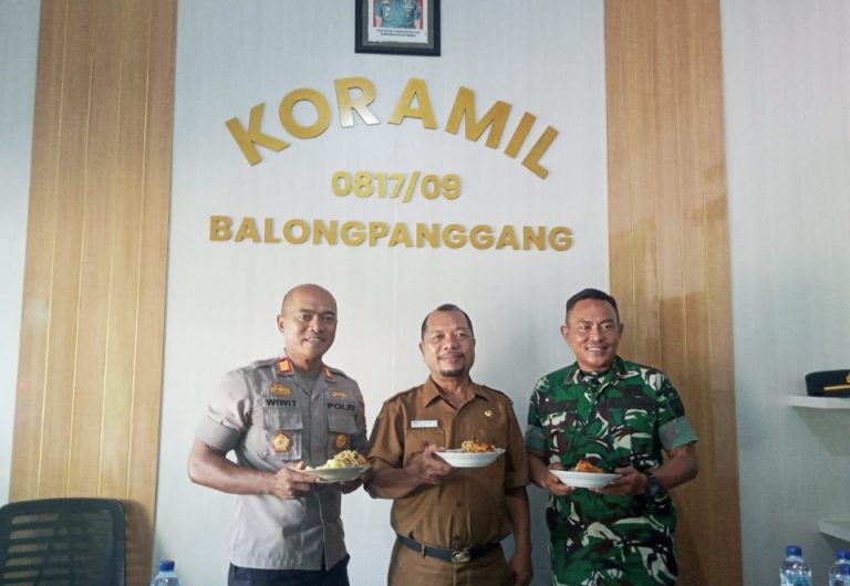 Camat Balongpanggang Nursalim (tengah) diapit Kapolsek Balongpanggang AKP Wiwit Maryanto dan Danramil 0817/09 Lettu Inf.Darwis