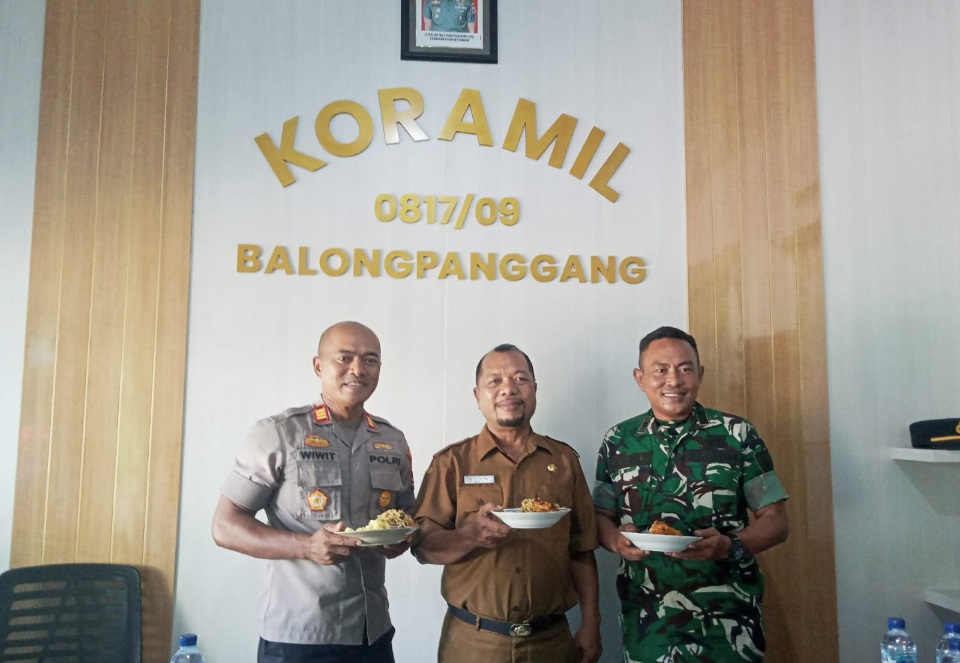 Camat Balongpanggang Nursalim (tengah) diapit Kapolsek Balongpanggang AKP Wiwit Maryanto dan Danramil 0817/09 Lettu Inf.Darwis