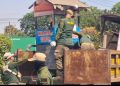 Petugas Satpol PP Sidoarjo, saat melakukan penertiban bangli di jalur frontage road Waru Sidoarjo.