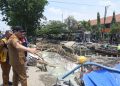 Bupati Sidoarjo H Subandi bersama rombongan, saat sidak langsung proyek jembatan Candinegoro Wonoayu.