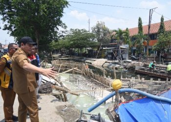 Bupati Sidoarjo H Subandi bersama rombongan, saat sidak langsung proyek jembatan Candinegoro Wonoayu.